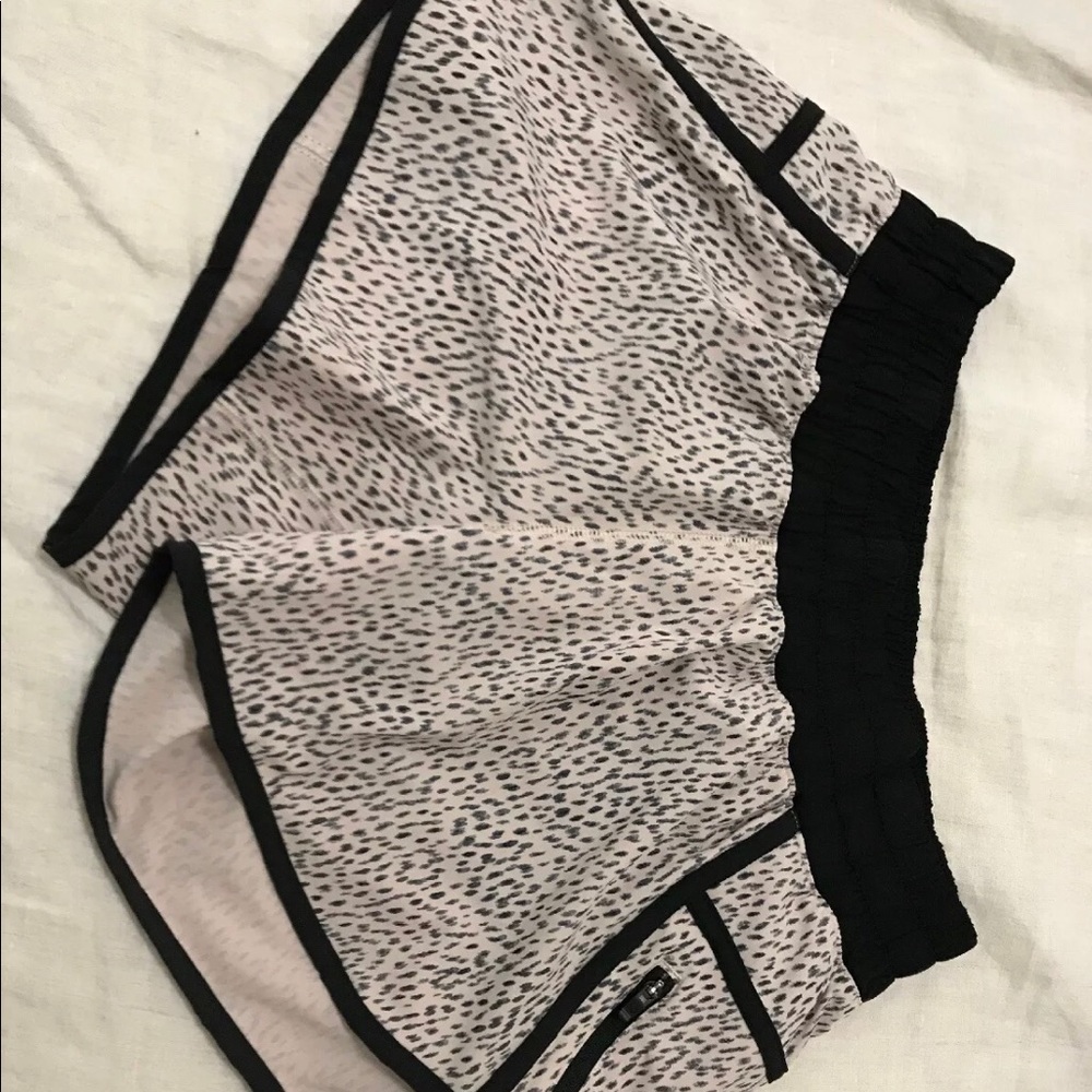 Lululemon Tracker Shorts 6 Dottie Dash EUC!